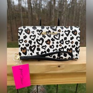 🐆 Betsey Johnson Heart Leopard Print Zip Around Wristlet